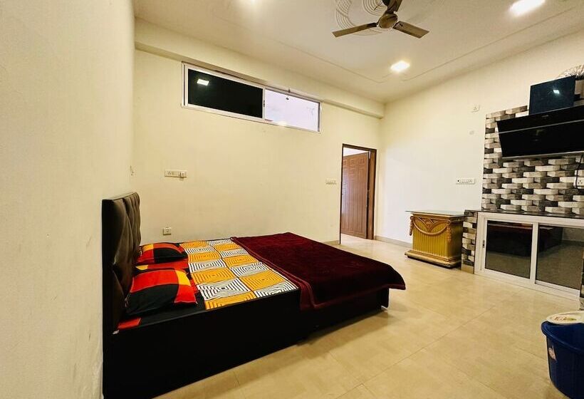 Отель Radha Residency