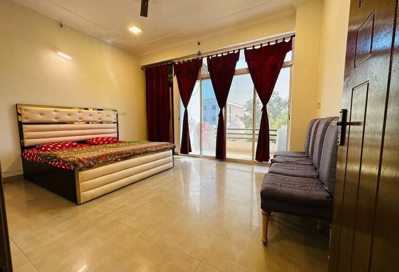 Отель Radha Residency