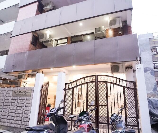 ホテル Roomshala 034 Grihum Noida Sector 63