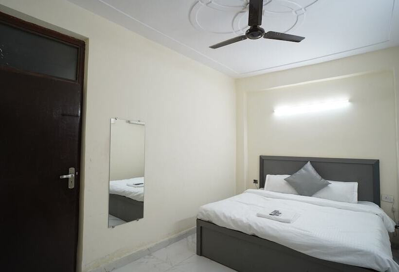 ホテル Roomshala 034 Grihum Noida Sector 63