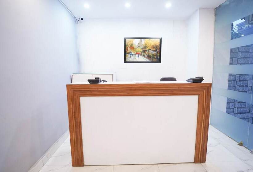 ホテル Roomshala 034 Grihum Noida Sector 63