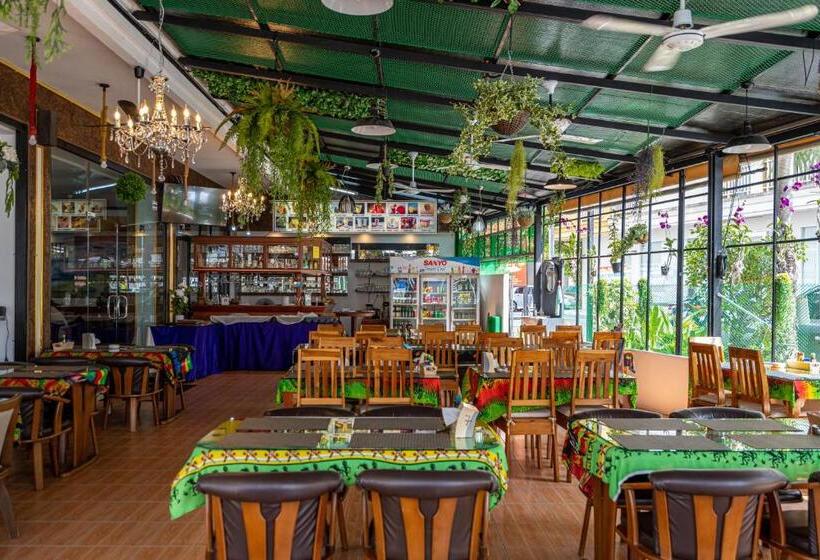 فندق Santi White House Patong