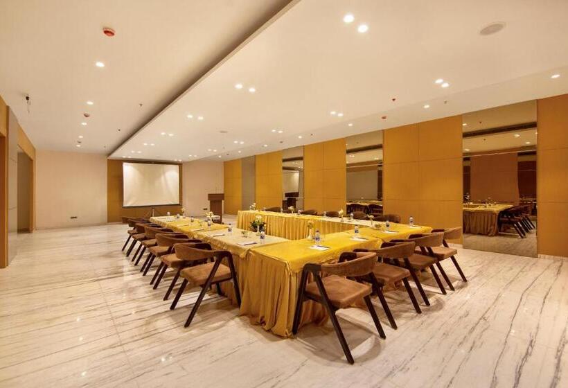 فندق Sarovar Portico Sonipat