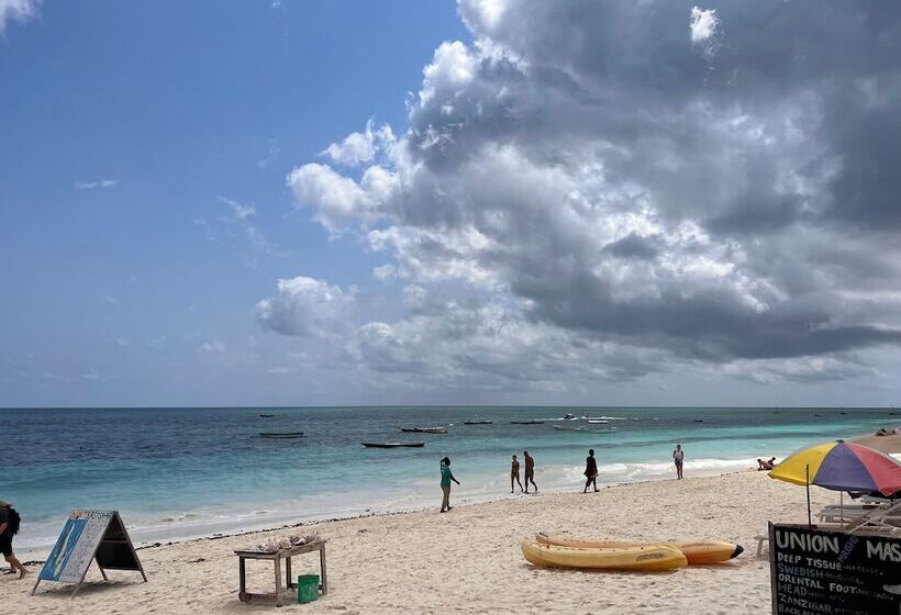 فندق Nungwi Beach Front