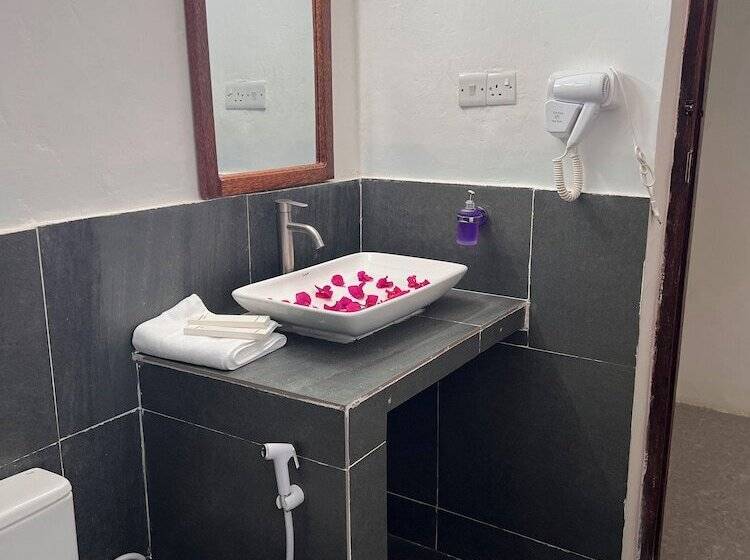 ホテル Nungwi Beach Front