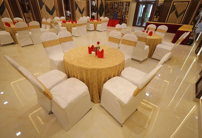 Отель Taj Crown Plaza