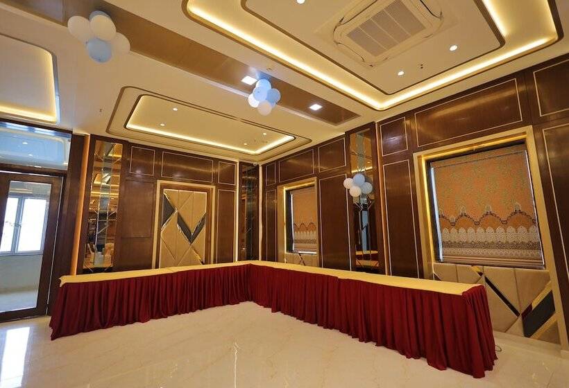 Отель Taj Crown Plaza