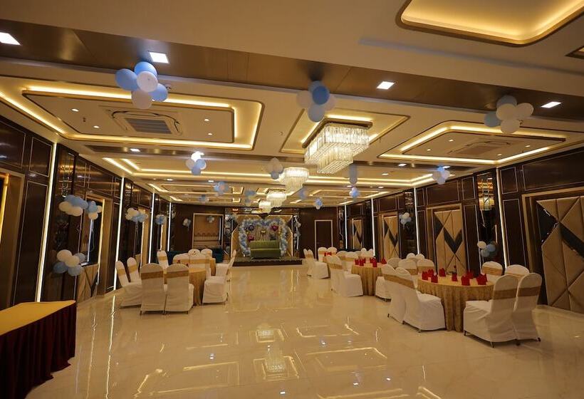 Отель Taj Crown Plaza