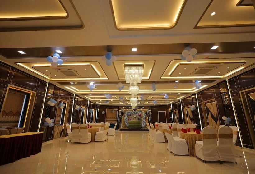 Отель Taj Crown Plaza