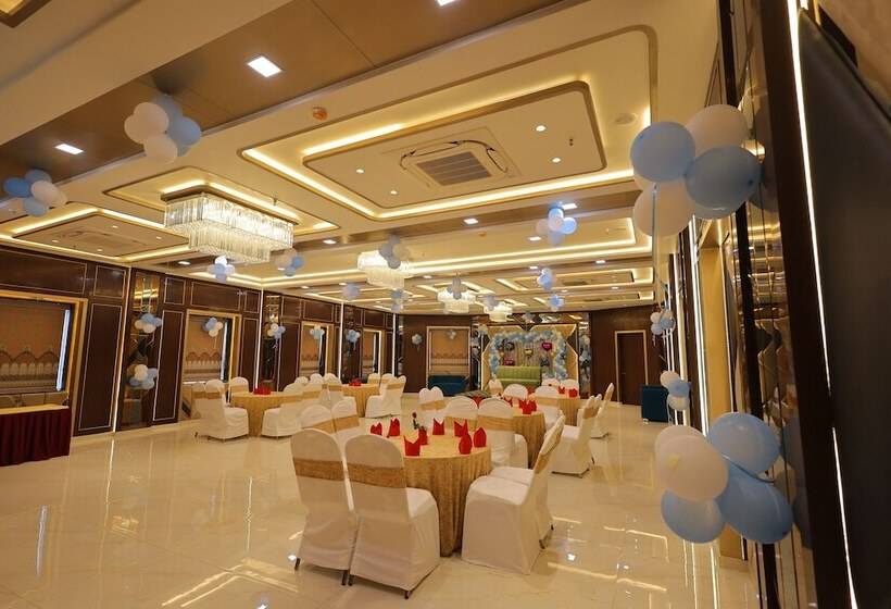 Отель Taj Crown Plaza