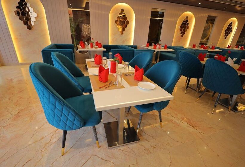 Отель Taj Crown Plaza