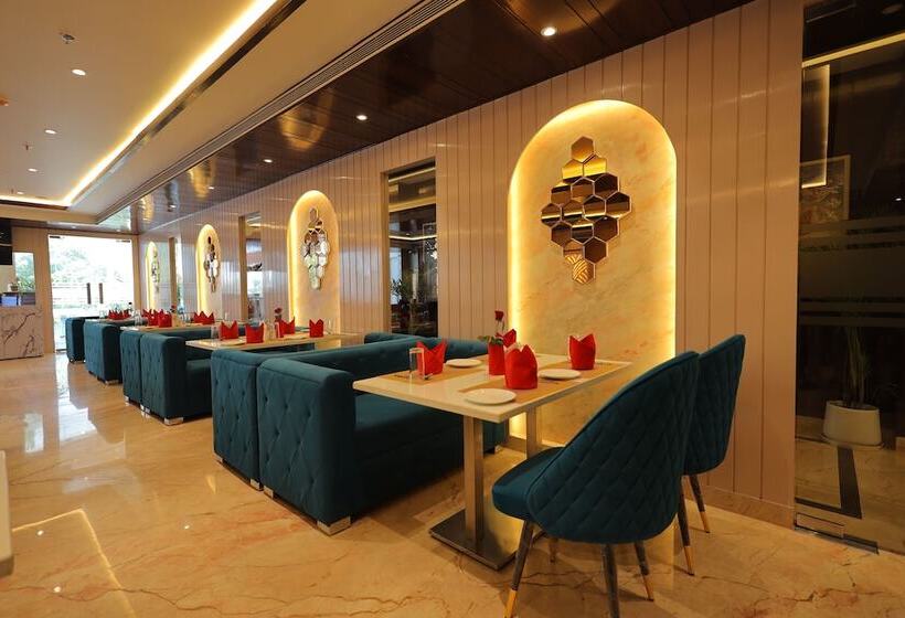 Отель Taj Crown Plaza