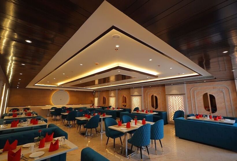 Отель Taj Crown Plaza