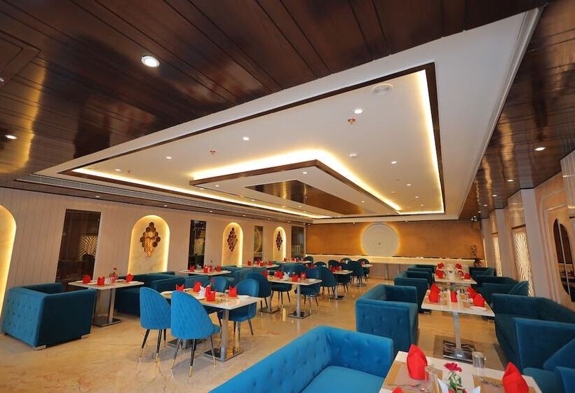 Отель Taj Crown Plaza