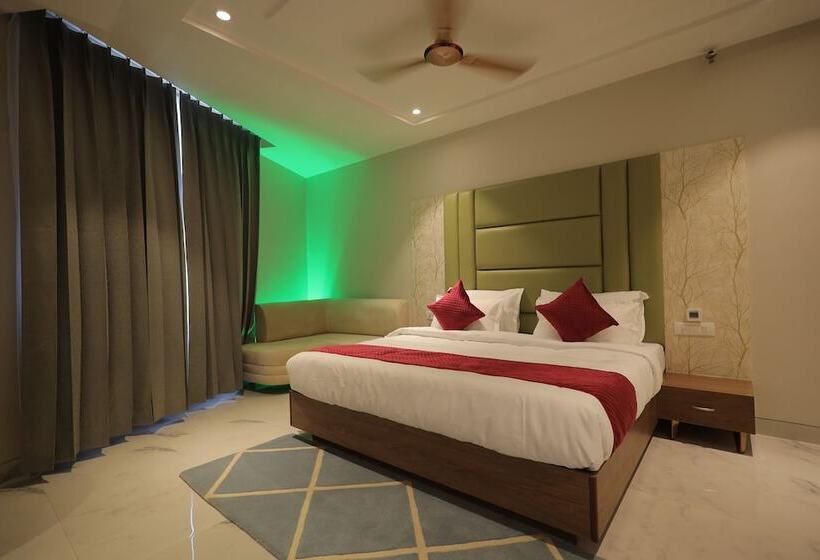 Отель Taj Crown Plaza