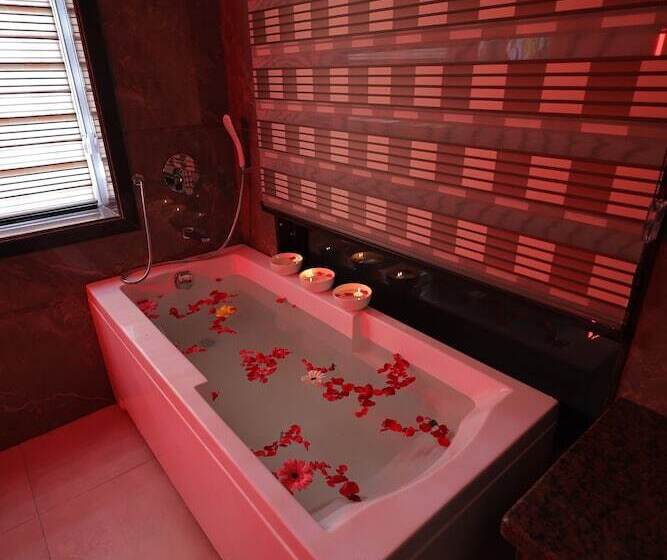 Отель Taj Crown Plaza