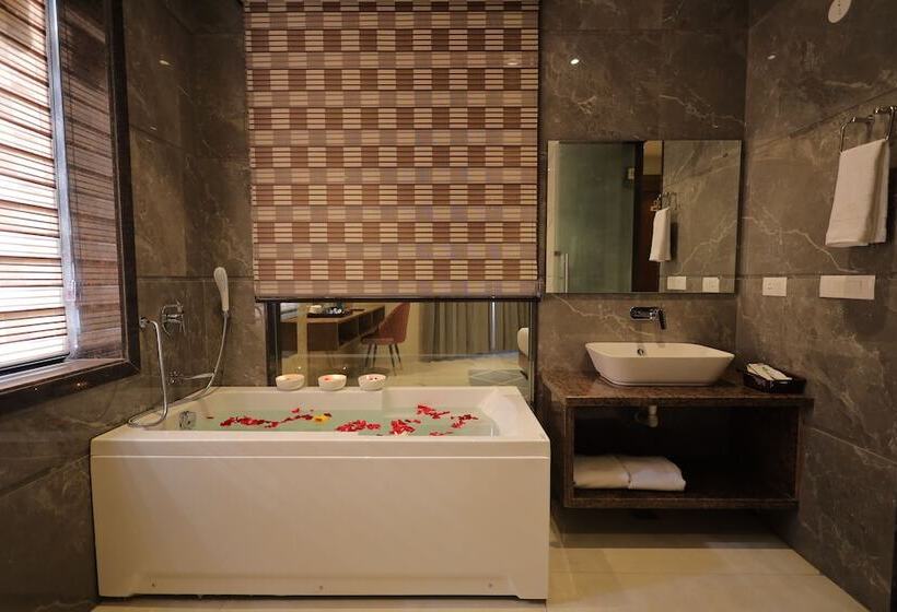 Отель Taj Crown Plaza