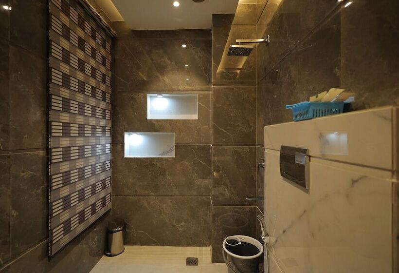 Отель Taj Crown Plaza