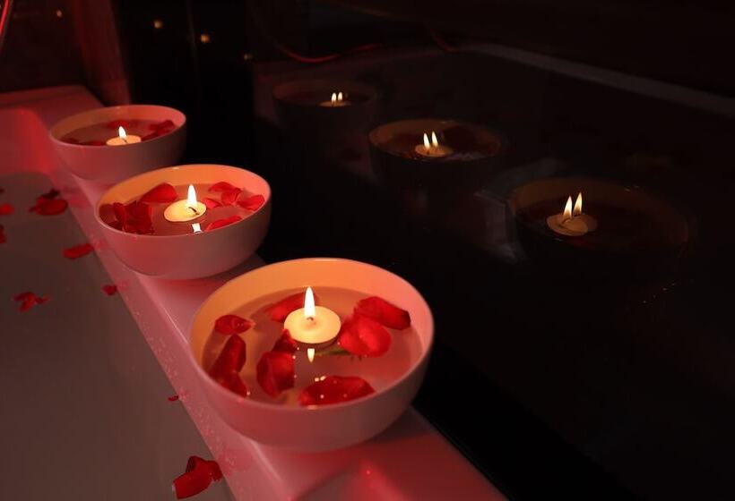 Отель Taj Crown Plaza