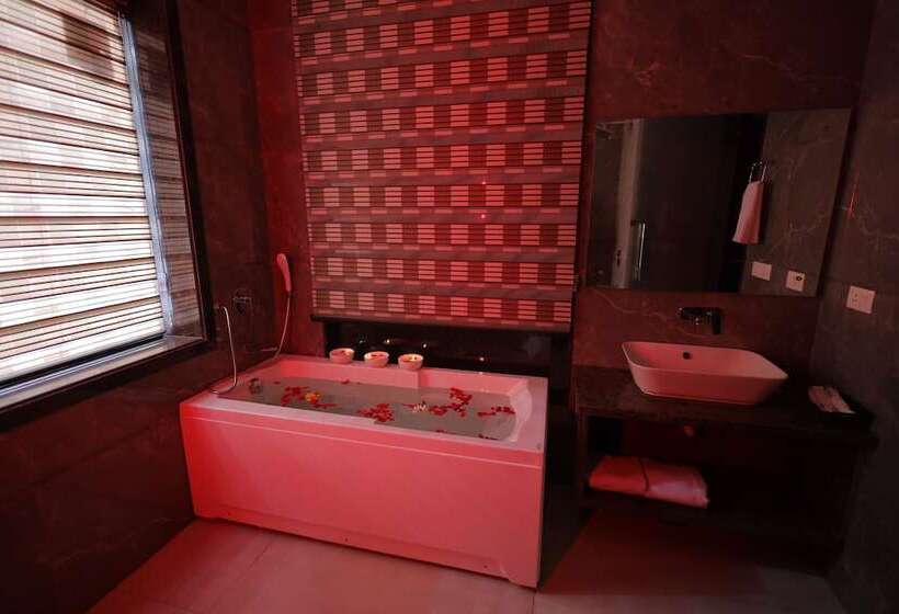 Отель Taj Crown Plaza