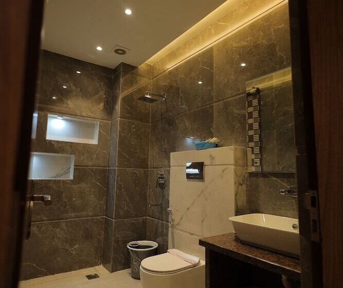 Отель Taj Crown Plaza