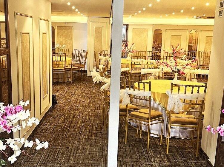 Отель Town Pallace Inn