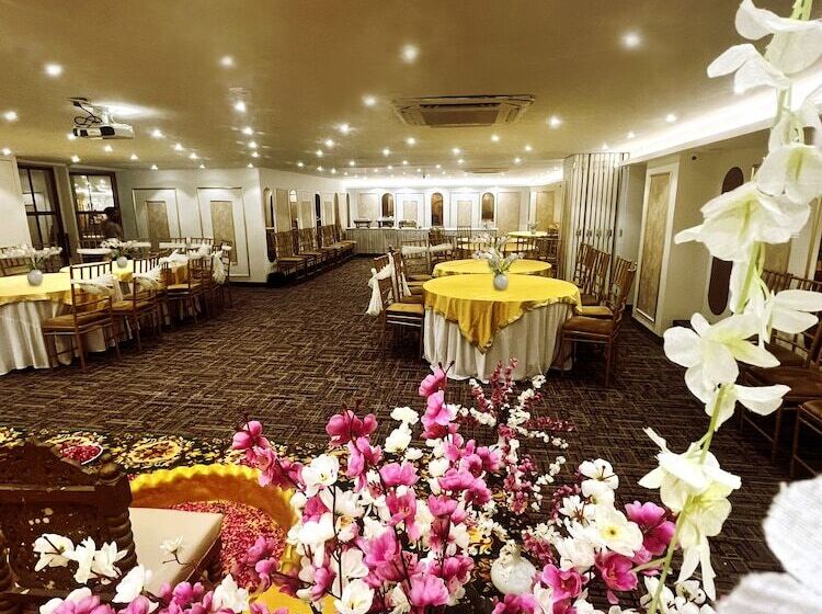 Отель Town Pallace Inn