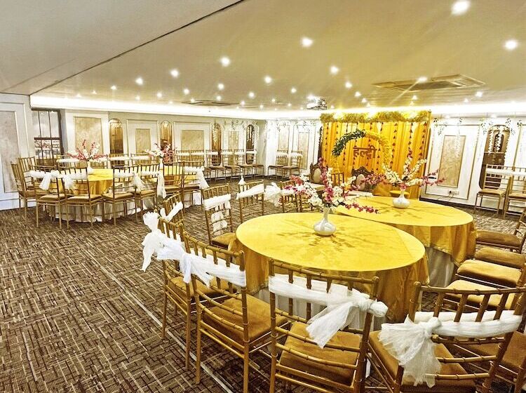 Отель Town Pallace Inn