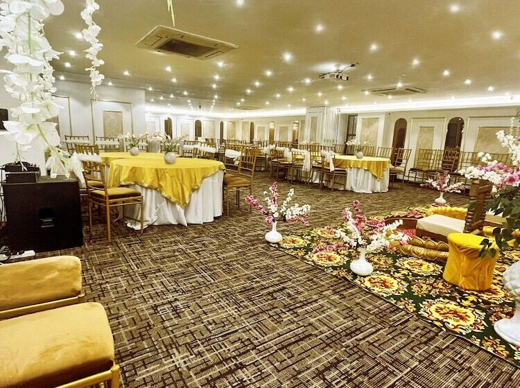 Отель Town Pallace Inn