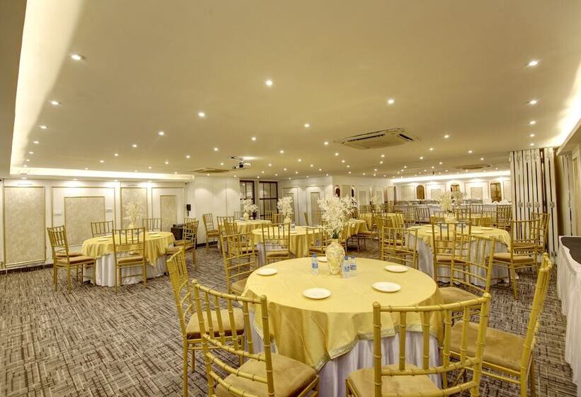 Отель Town Pallace Inn