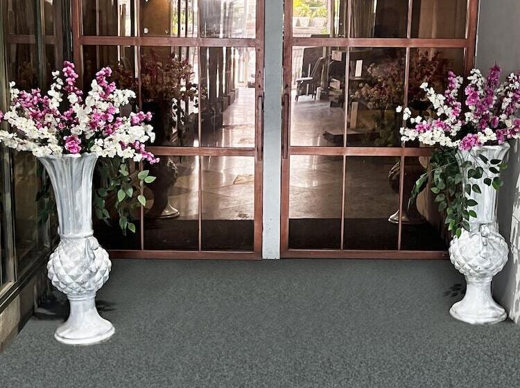 Отель Town Pallace Inn