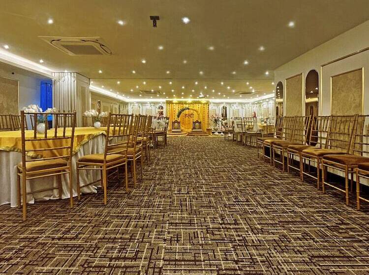 Отель Town Pallace Inn