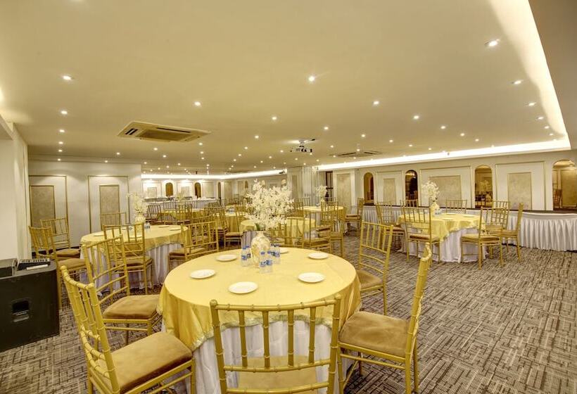 Отель Town Pallace Inn