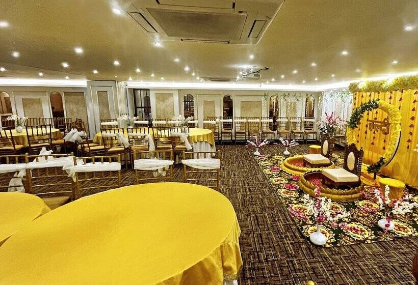 Отель Town Pallace Inn