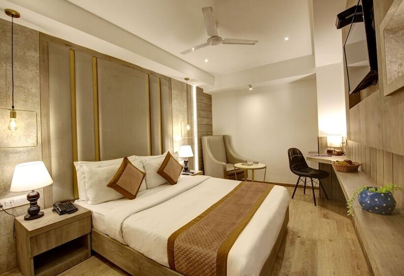 Отель Town Pallace Inn