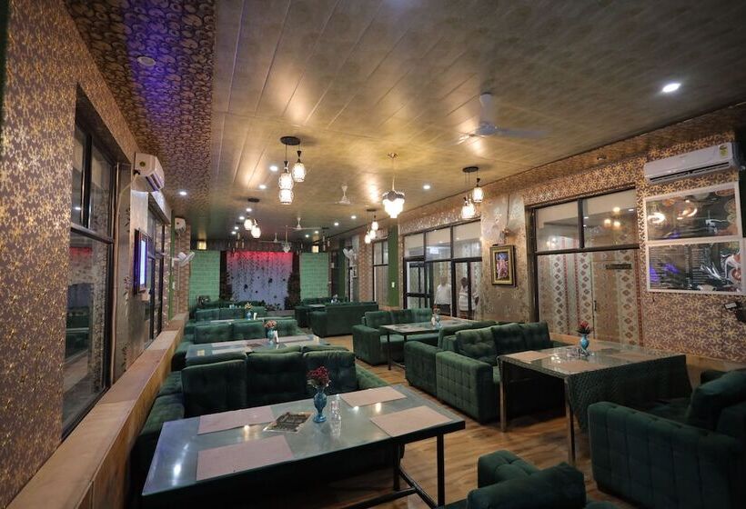 Отель Tulsi Garden Near Prem Mandir Vrindavan