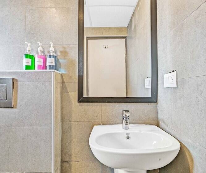 Upar Hotels Uthandi, Ecr