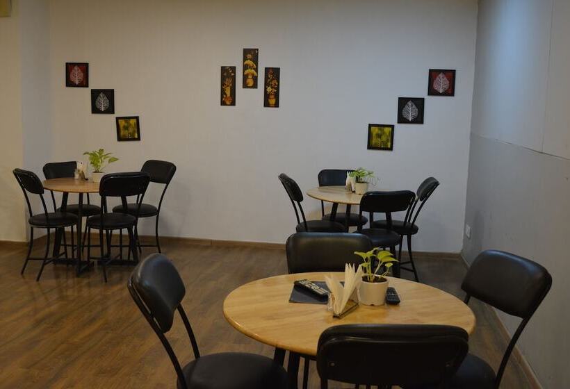 فندق Golden World