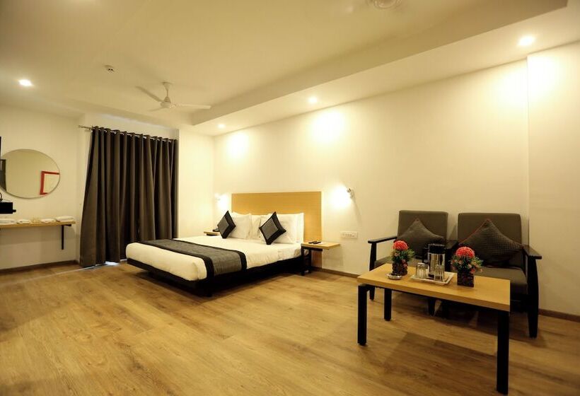 فندق Golden World