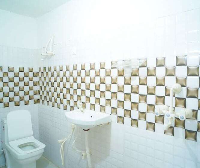 Отель Roomshala 045 Galaxy Noida 35