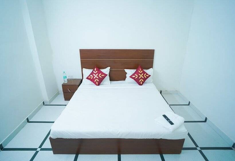 Отель Roomshala 045 Galaxy Noida 35