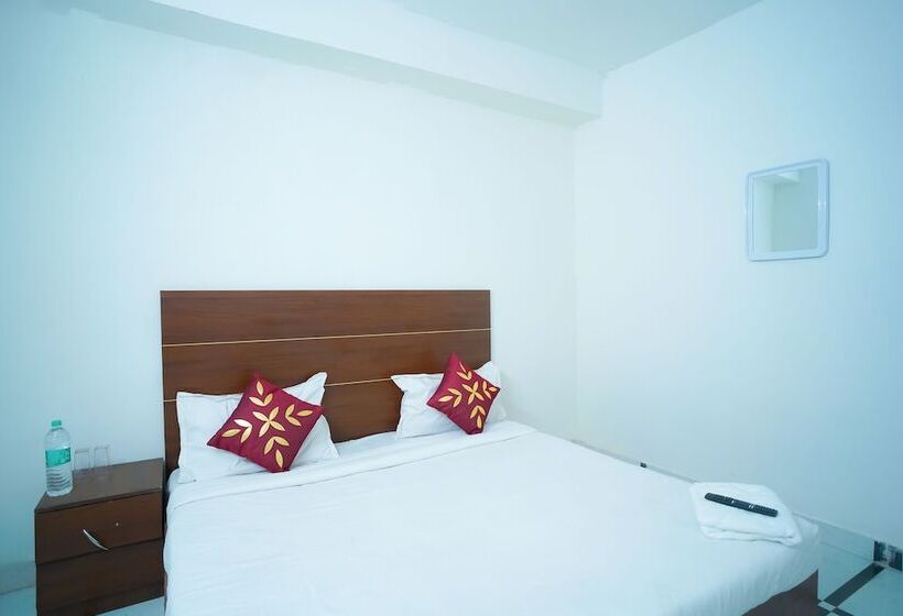 Отель Roomshala 045 Galaxy Noida 35