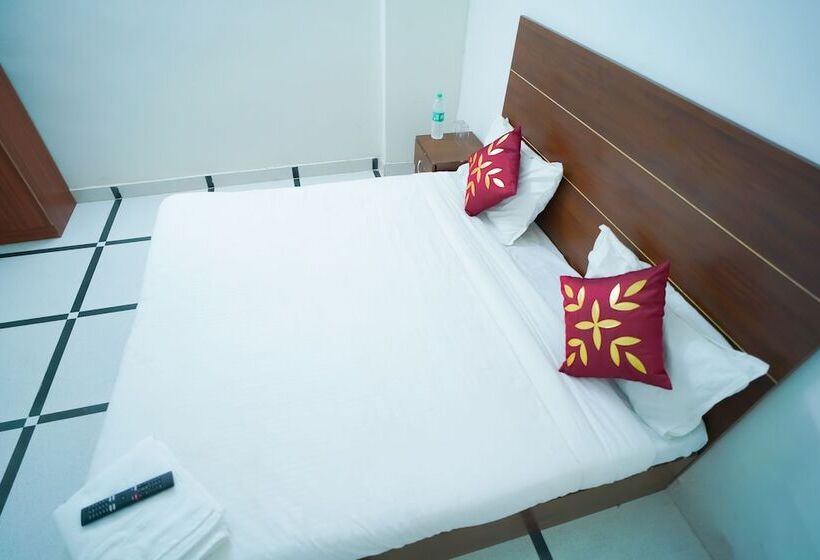 Отель Roomshala 045 Galaxy Noida 35