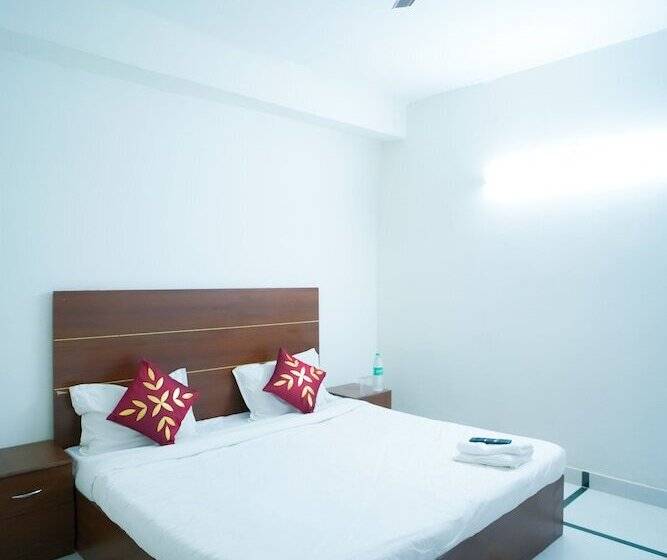 Отель Roomshala 045 Galaxy Noida 35