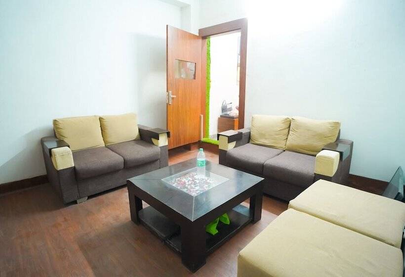 Отель Roomshala 045 Galaxy Noida 35