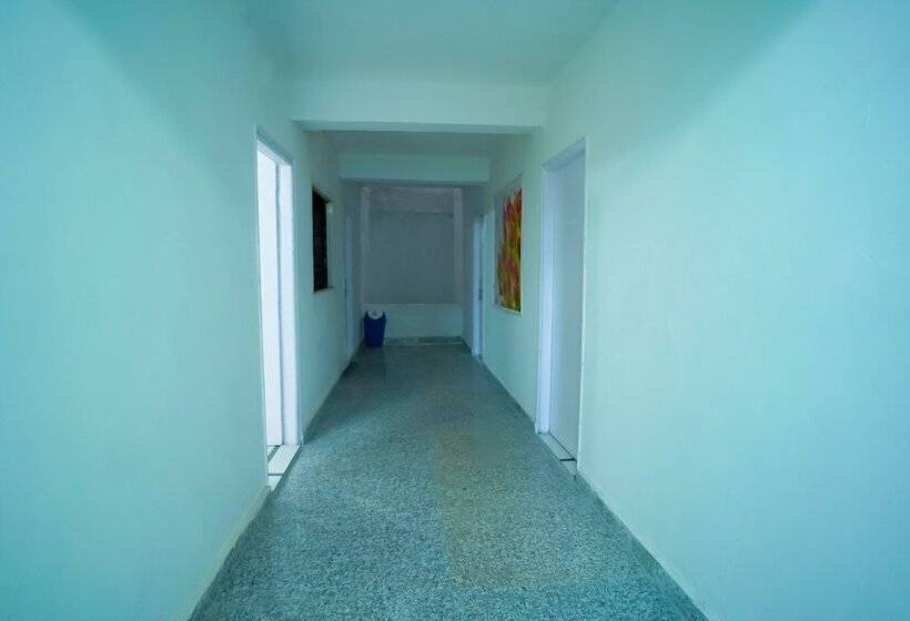 Отель Roomshala 045 Galaxy Noida 35