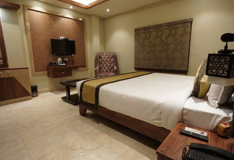 The Golden Crown Hotel Banquet & Cafe