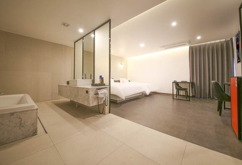 Wall Hotel Cheonan Cheongsu