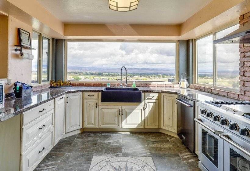Family Friendly Utah Home: Deck, Mountain Views!