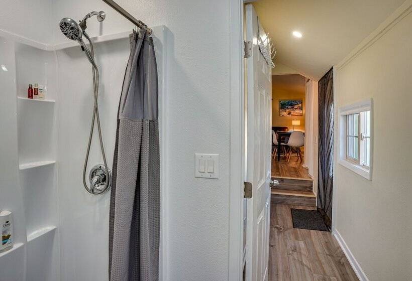 Avalon Cottage < Half Mi To Beaches & Crescent Ave